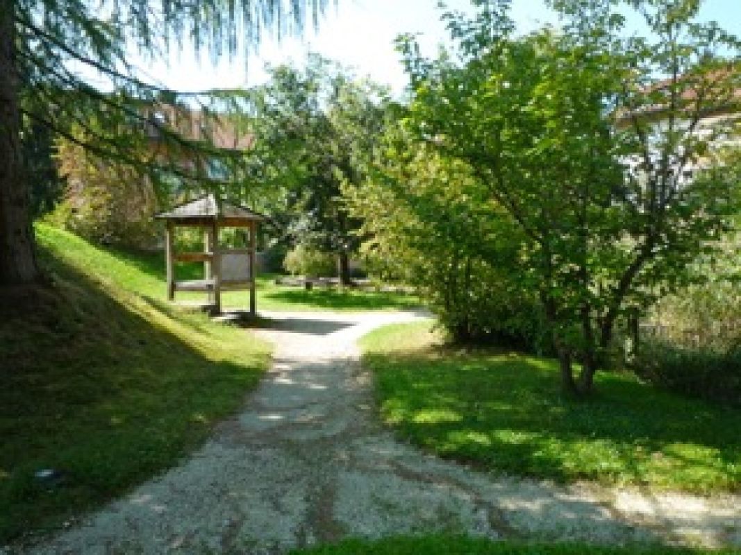 Gartenweg mit Pavillon