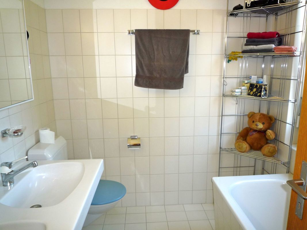 Modernes Badezimmer mit Badewanne und Waschbecken