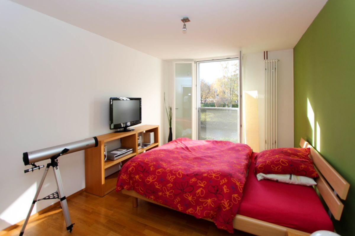 Schlafzimmer mit Balkonblick