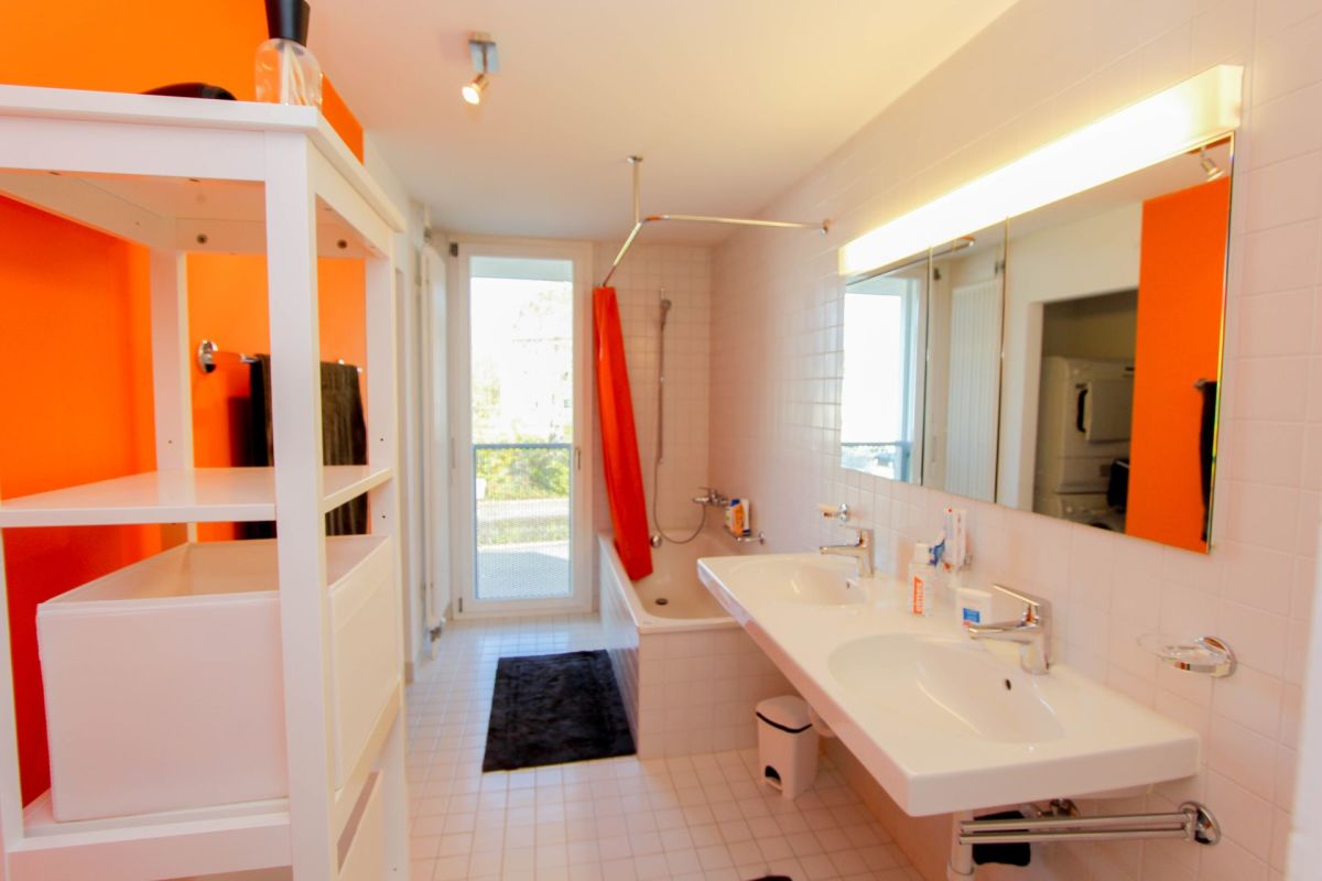 Modernes Badezimmer mit Doppelwaschtisch und Badewanne