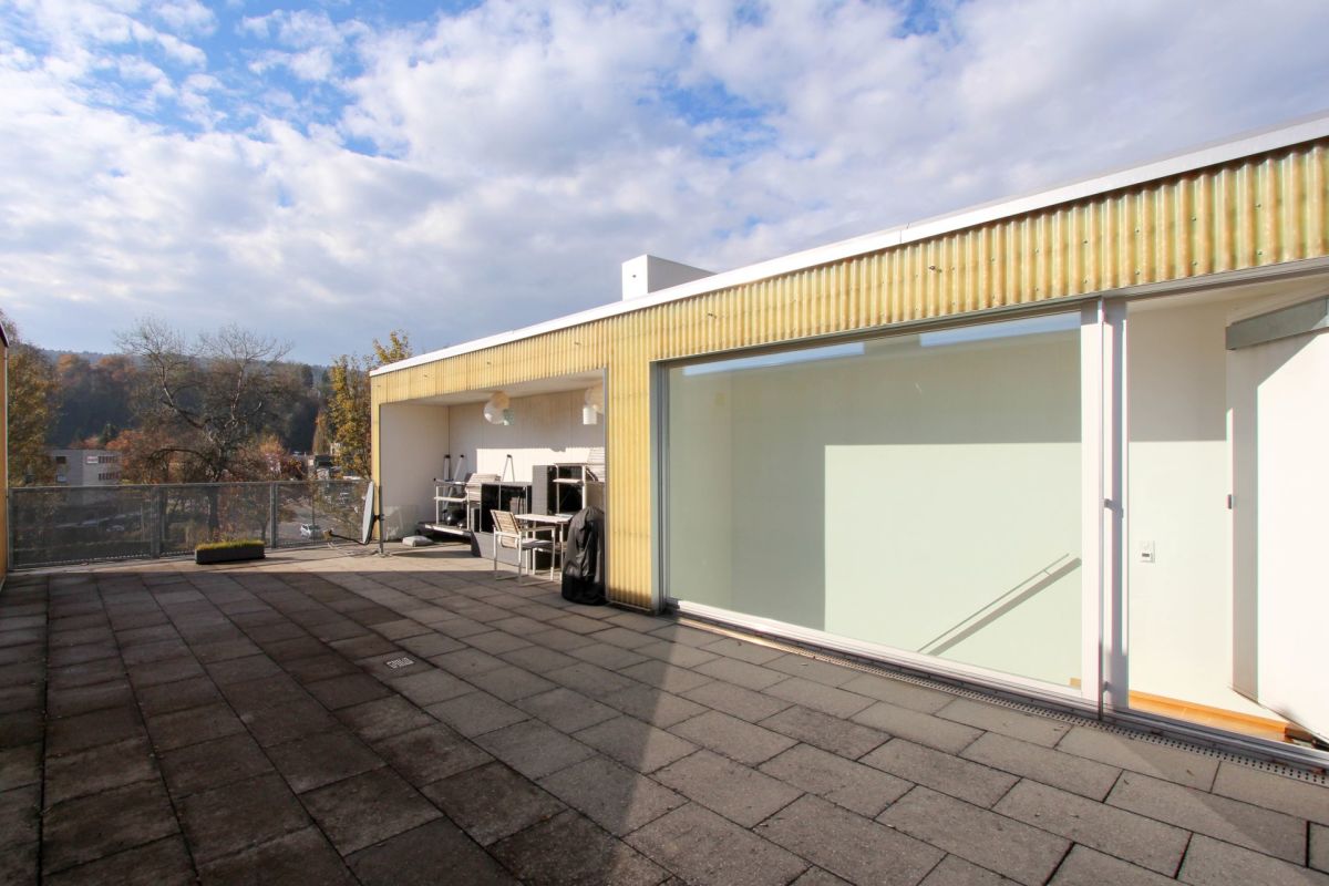 Dachterrasse mit großer Glasfront