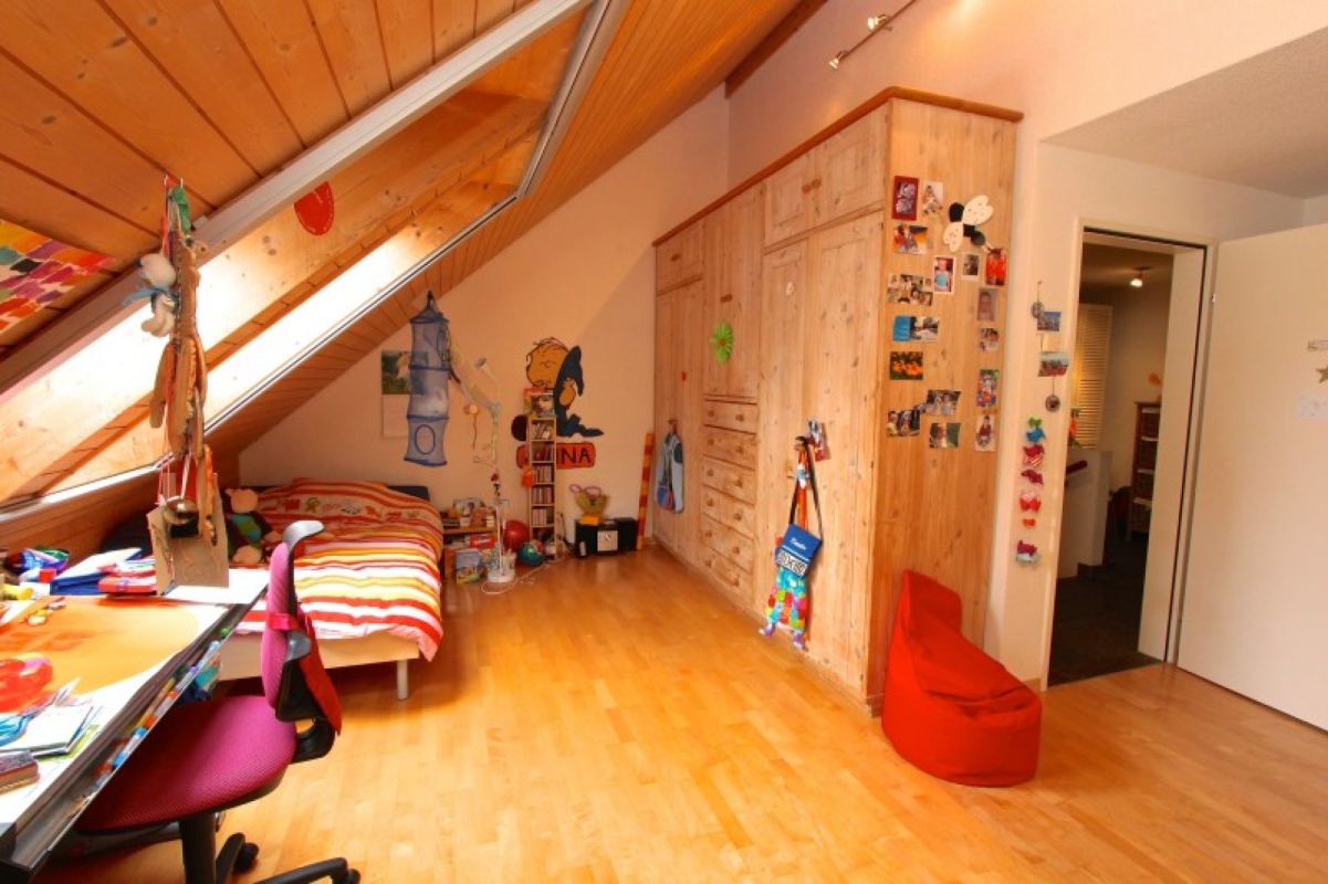 Ausgebautes Dachzimmer mit Kinderbereich