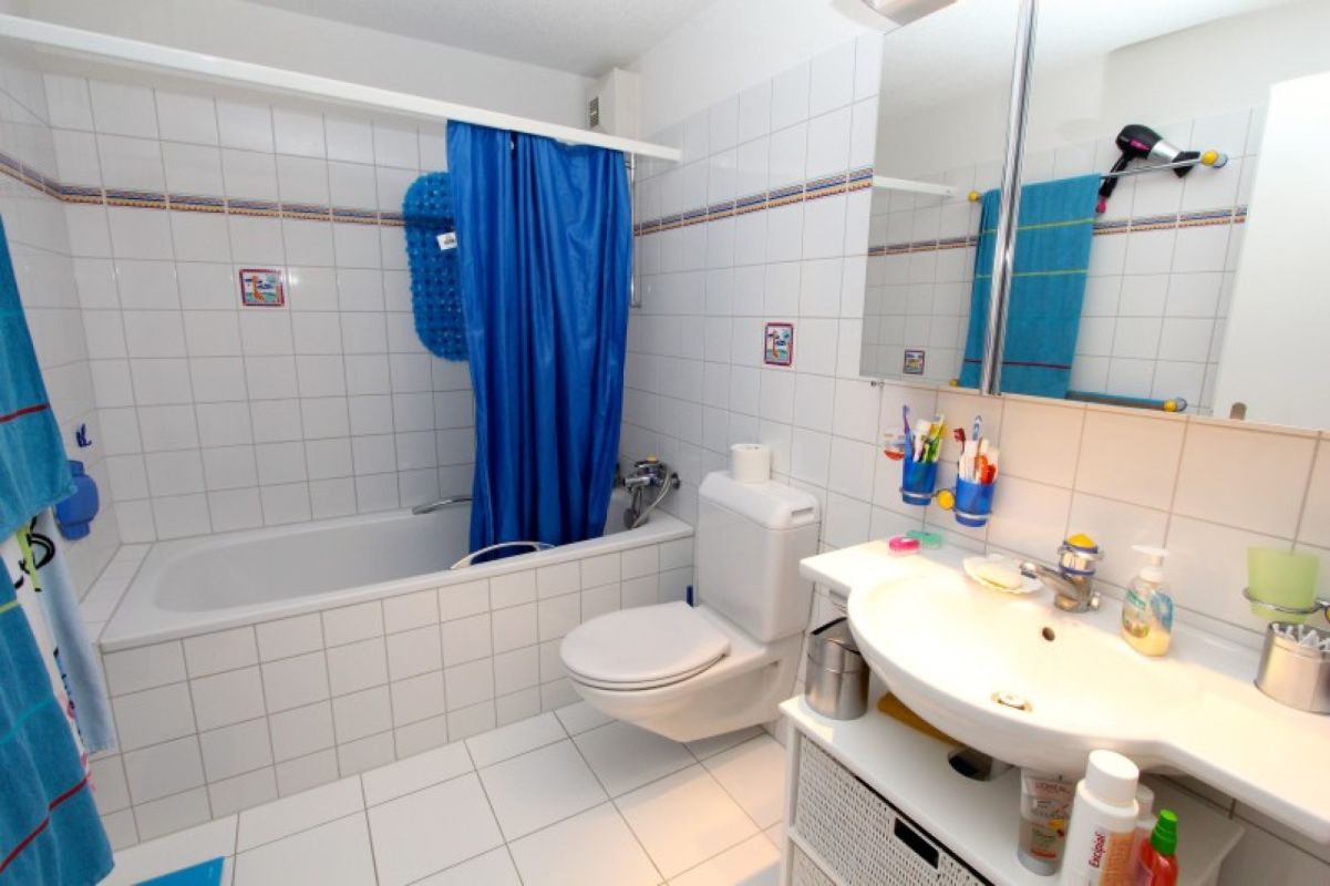 Badezimmer mit Badewanne und WC