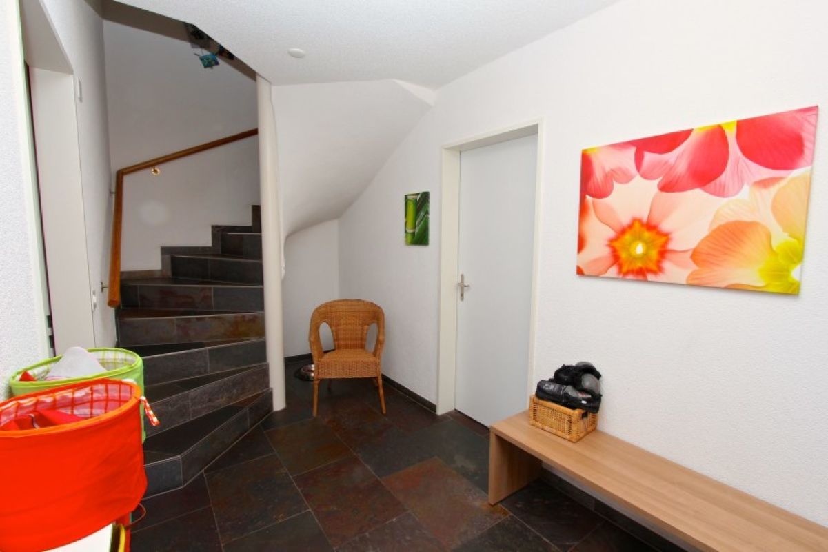 Flur mit Treppe und Sitzbereich