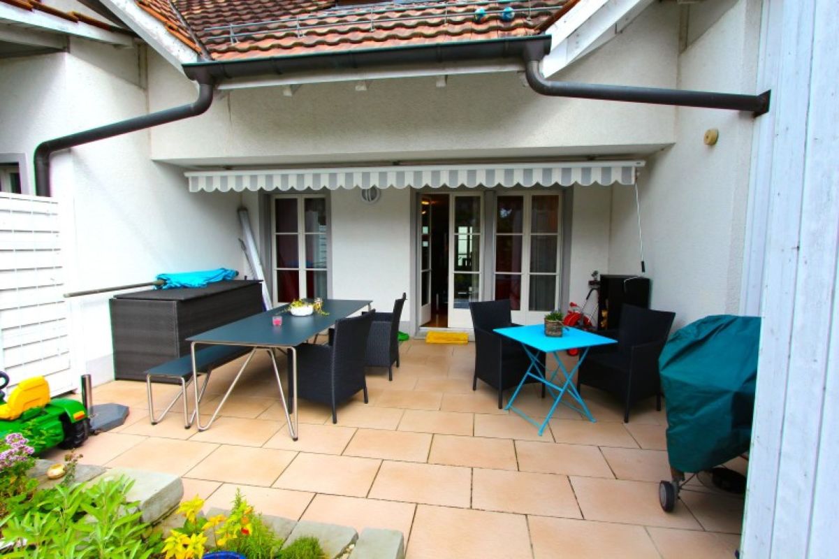 Überdachte Terrasse mit Sitzgruppe