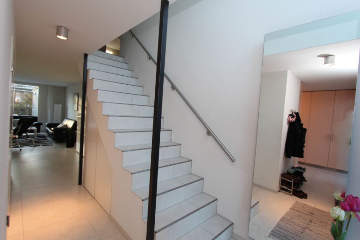Moderne Treppe im Flur