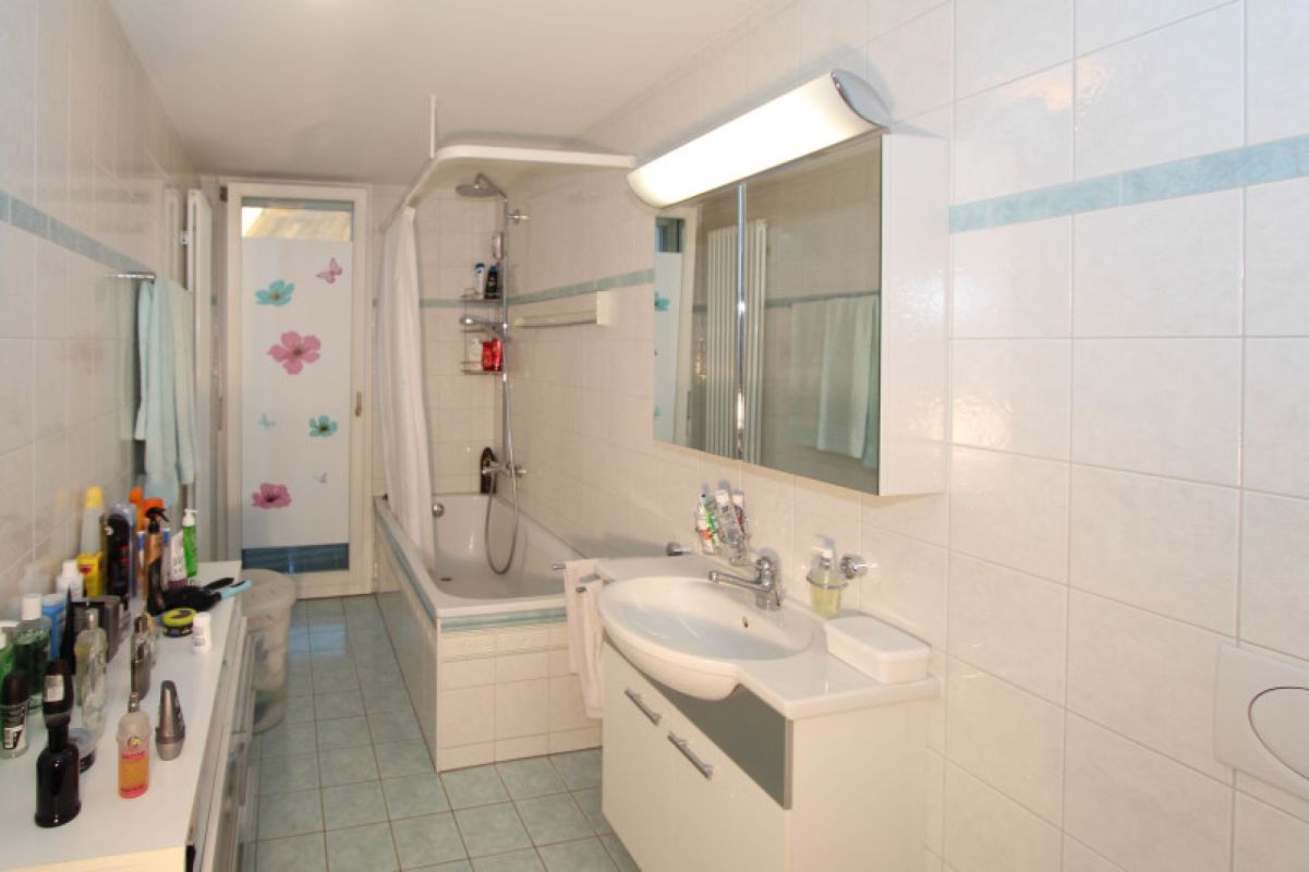 Badezimmer mit Badewanne und Waschplatz