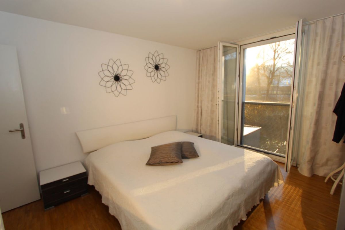 Helles Schlafzimmer mit Balkonzugang