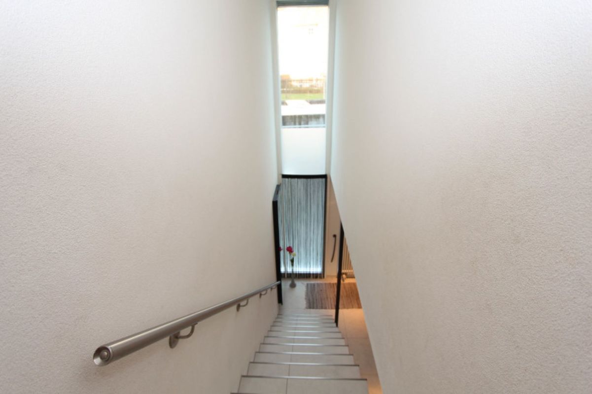 Treppenhaus mit schmalem Lichthof
