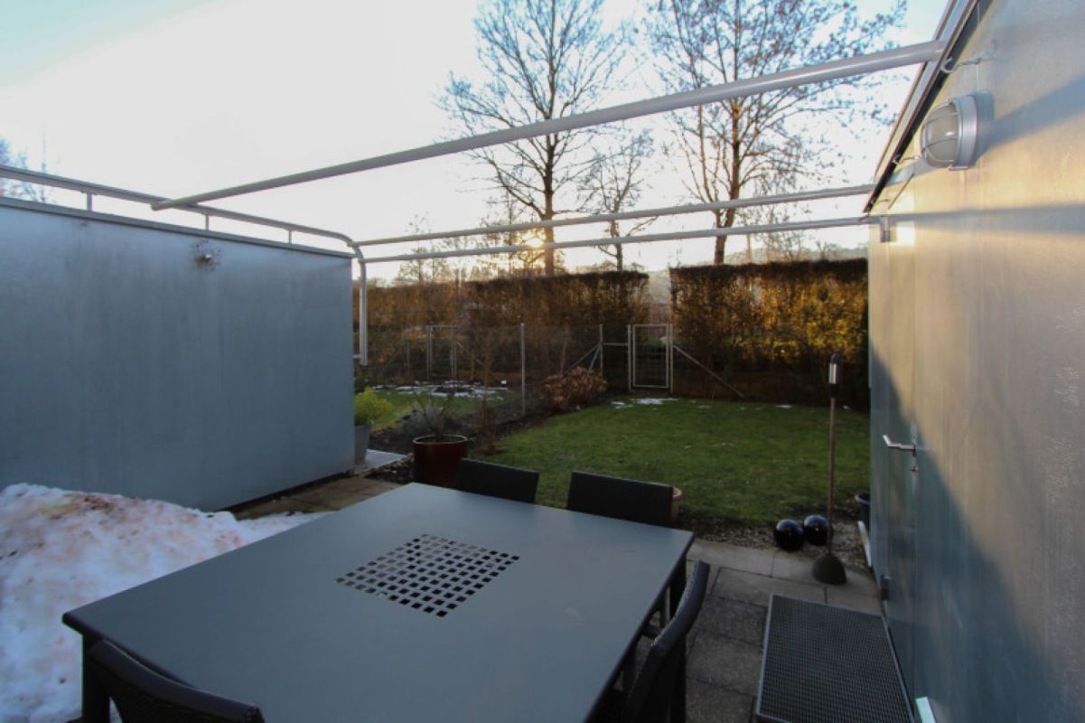 Überdachte Terrasse mit Gartenblick
