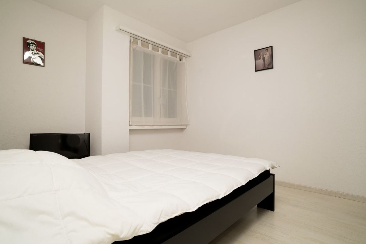 Helles Schlafzimmer mit Doppelbett