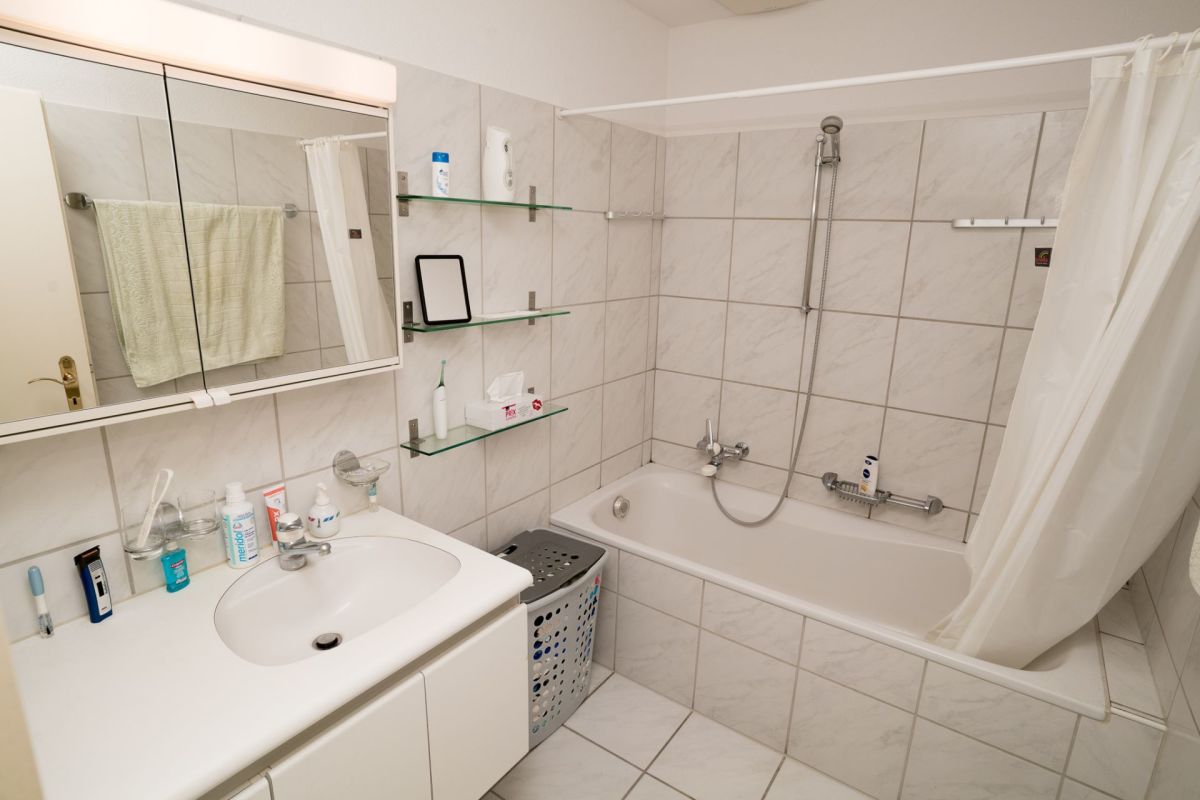 Badezimmer mit Wanne und Waschtisch