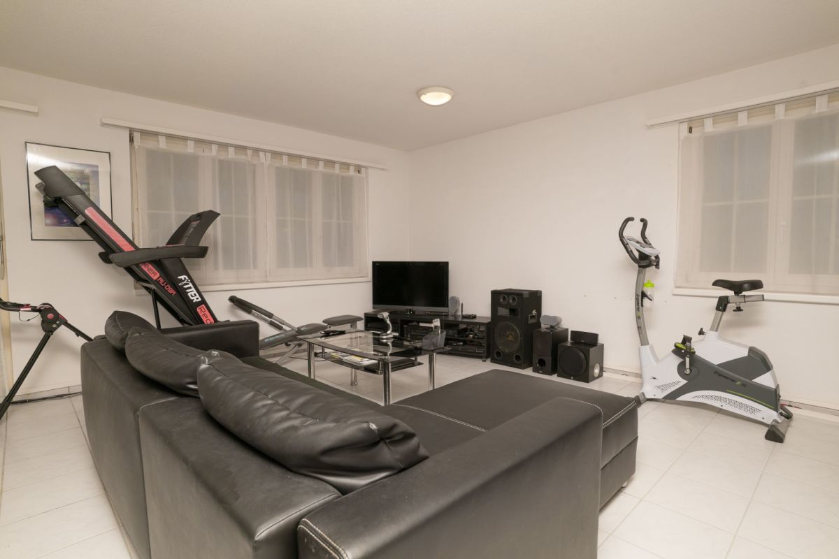 Wohnzimmer mit Heimtrainer