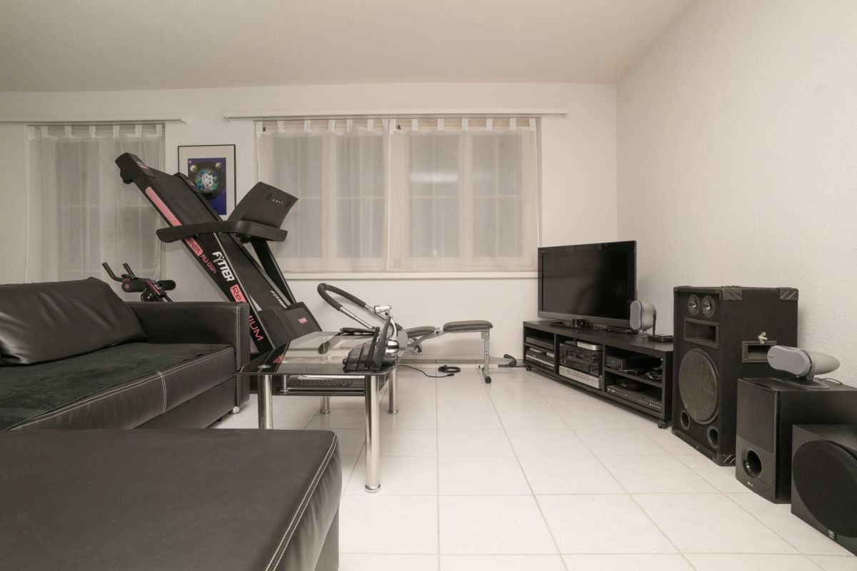 Wohnzimmer mit Heimtrainingsgeräten