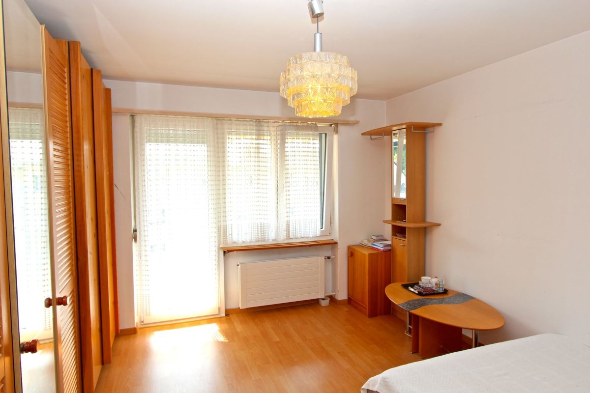 Helles Schlafzimmer mit Holzmöbeln