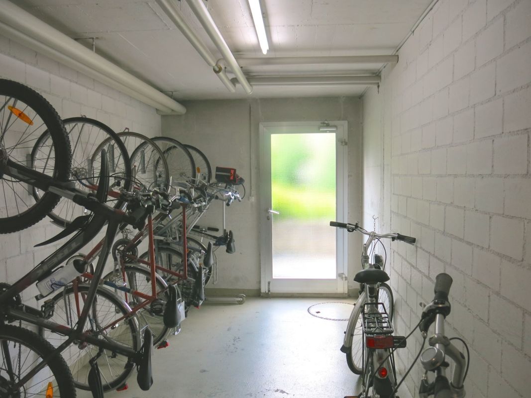 Fahrradabstellraum mit mehreren Fahrrädern