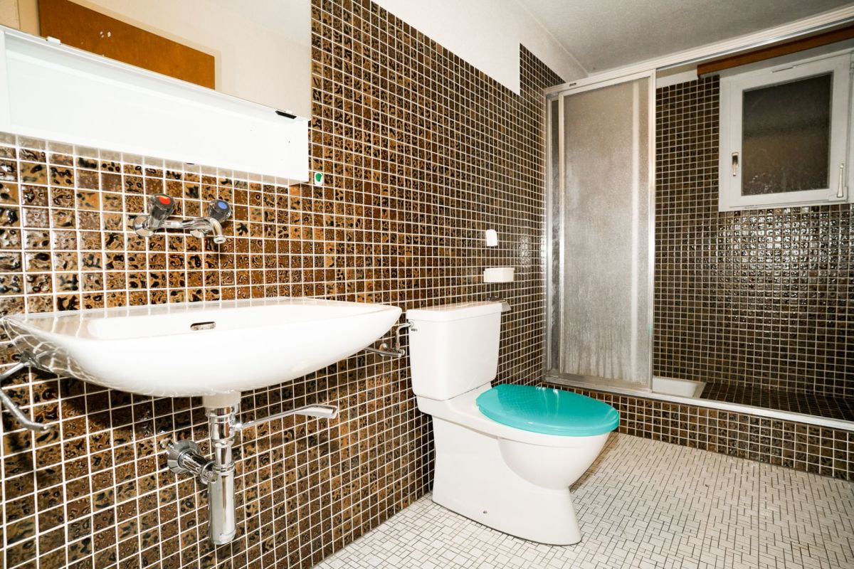 Badezimmer mit brauner Mosaikfliese