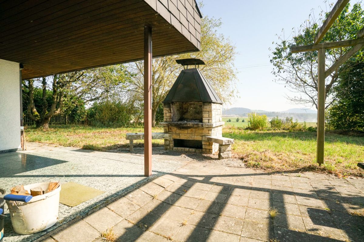 Überdachte Terrasse mit gemauertem Außenkamin
