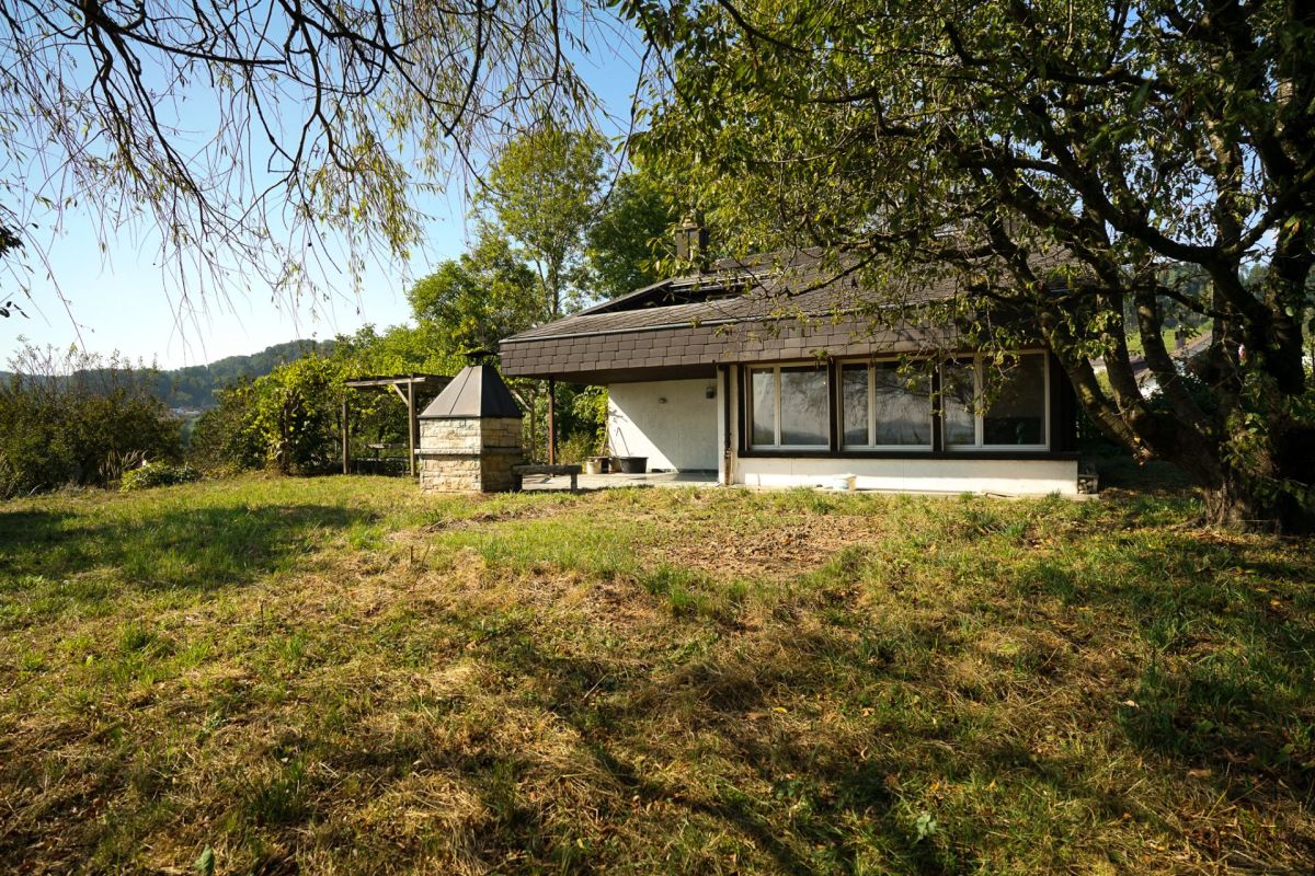 Freistehendes Haus mit Garten