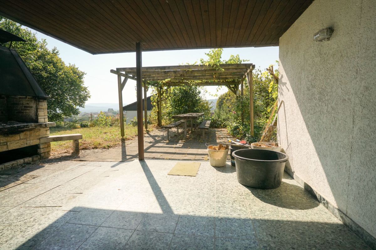 Überdachte Terrasse mit Pergola und Außenkamin