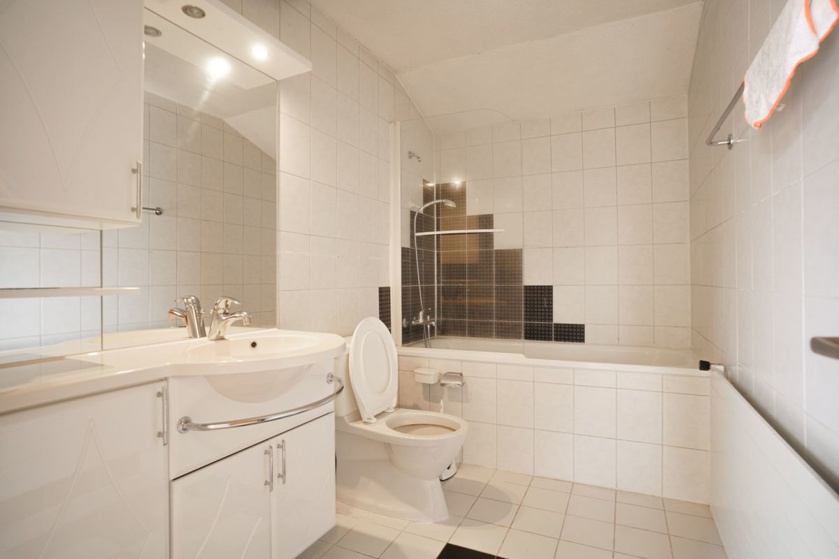 Badezimmer mit Badewanne und WC
