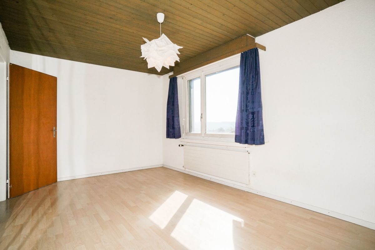 Leeres Zimmer mit Holzdecke und Fenster