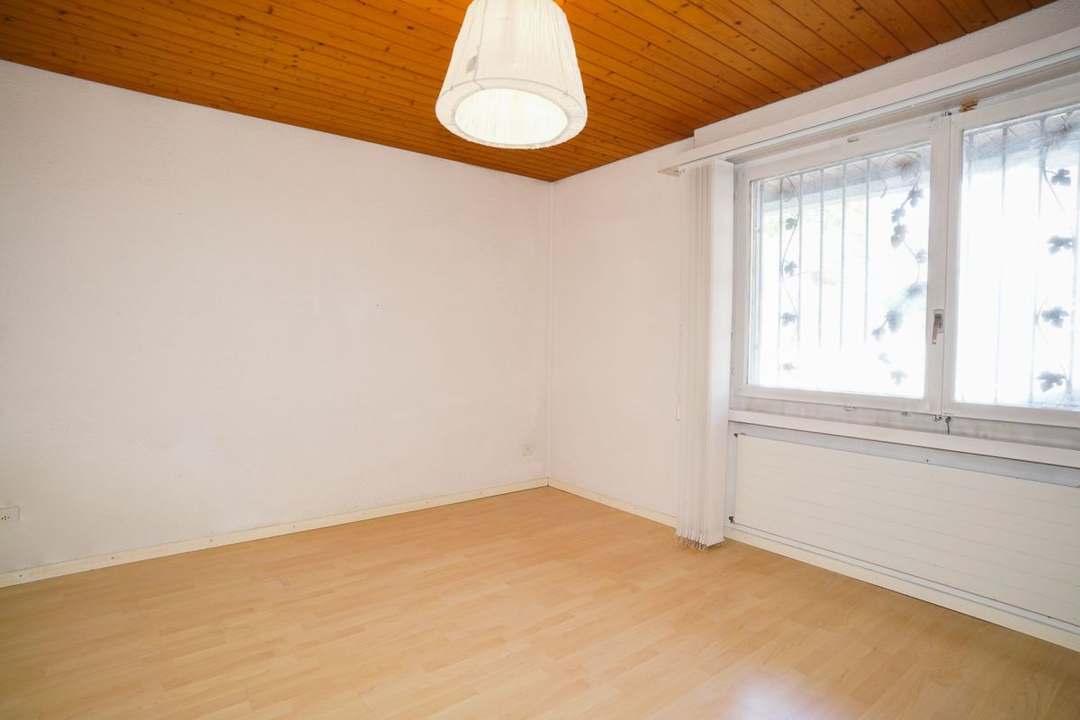 Leeres Zimmer mit Holzdecke und großem Fenster