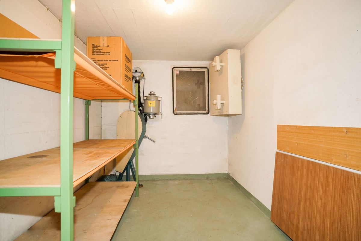 Kleiner Keller- bzw. Abstellraum mit Regalen