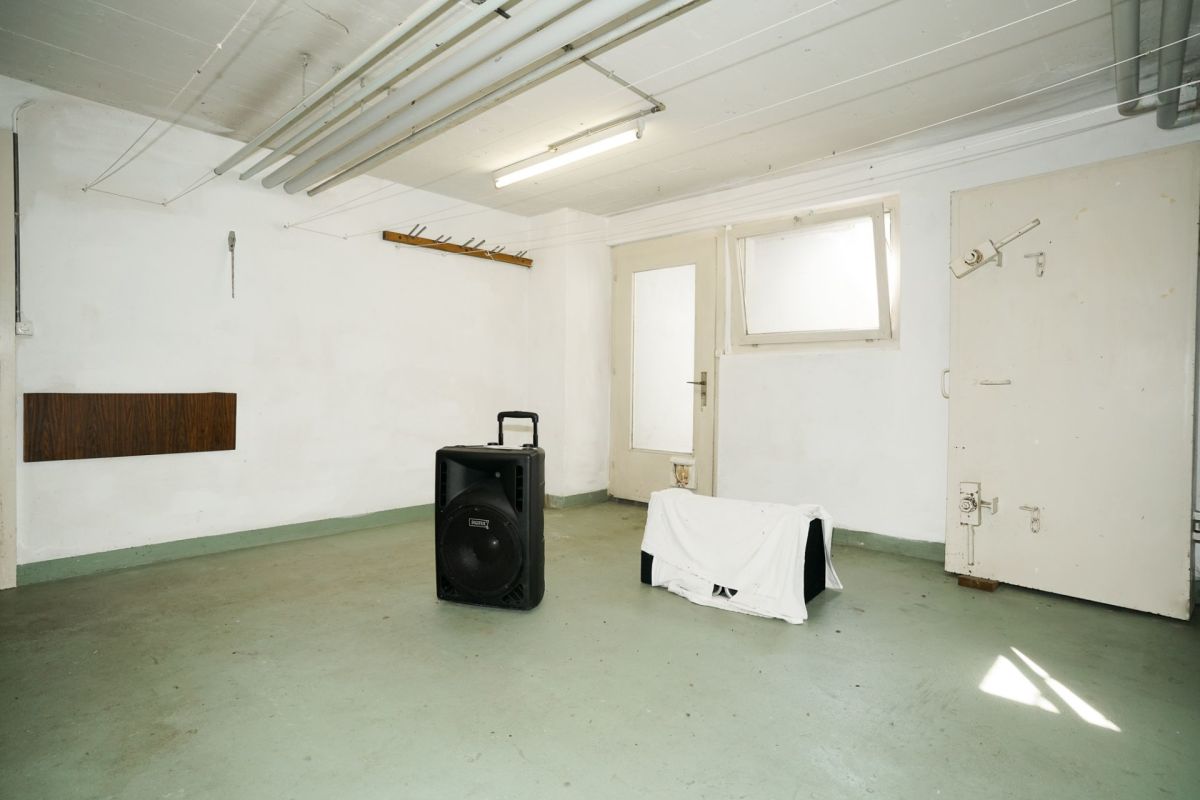Ein leerer Nutzraum mit Tür, Fenster und Industrie-Charakter