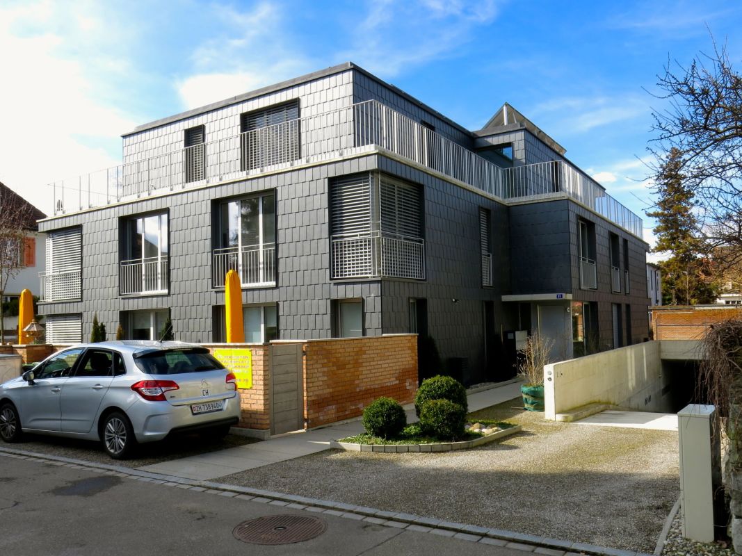 Moderne Mehrfamilienhaus-Außenansicht