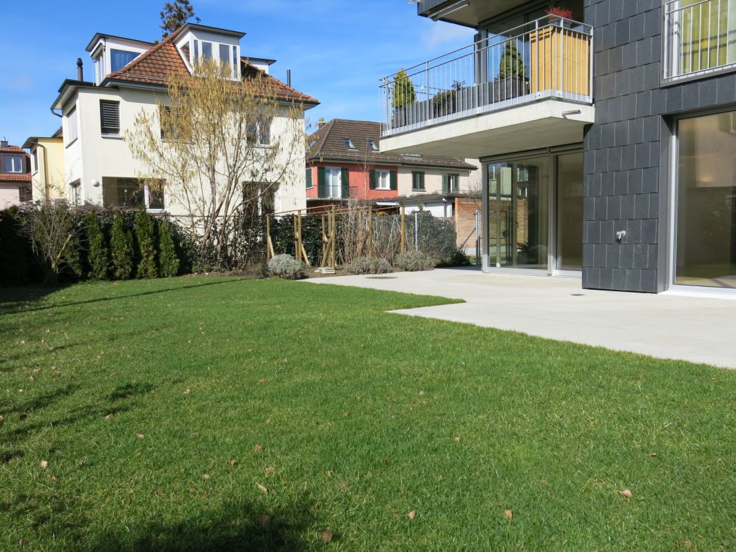 Moderner Garten mit Terrasse am Mehrfamilien-/Wohnhaus