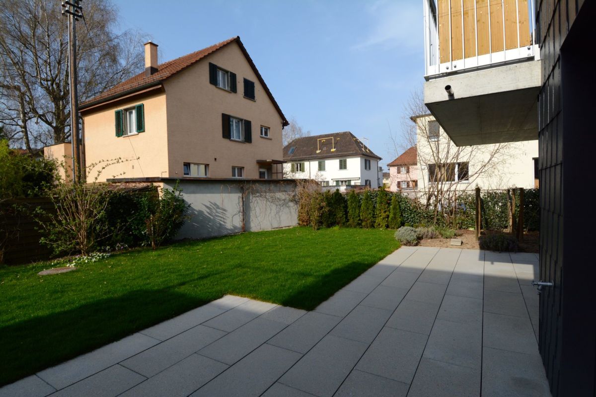Garten mit Terrasse und Blick auf Wohnhäuser