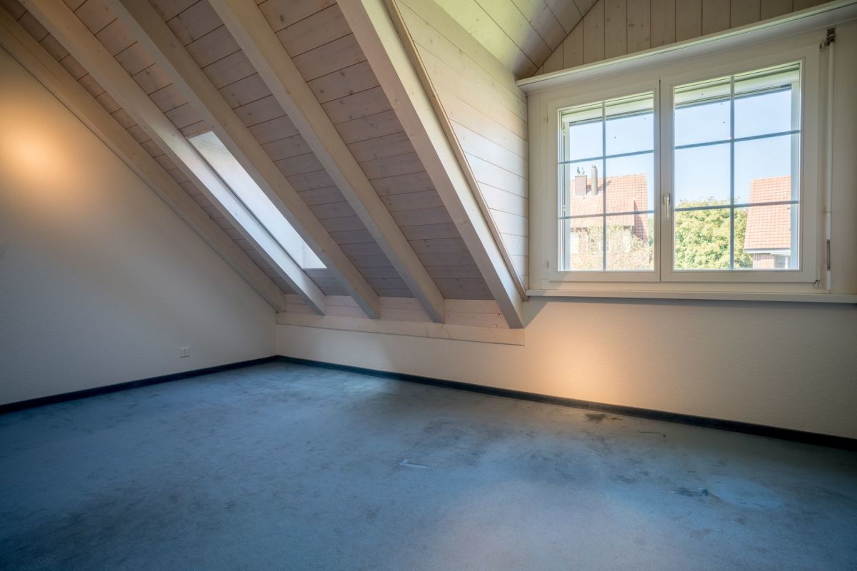 Dachgeschosszimmer mit großem Fenster
