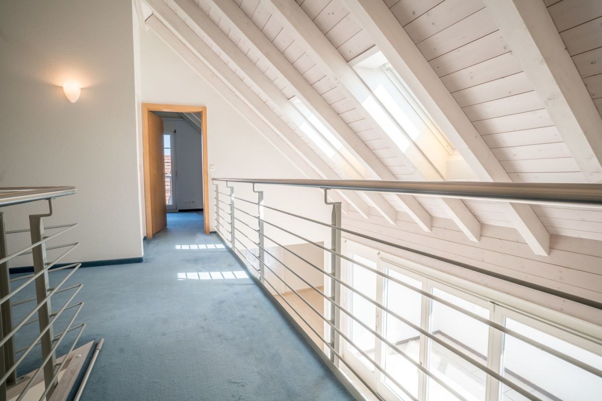 Heller Dachgeschossflur mit Galerie und Treppenöffnung