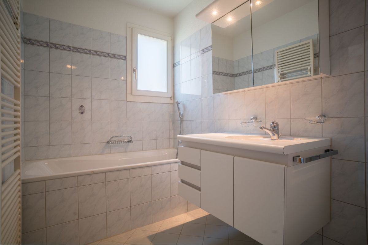 Helles Badezimmer mit Badewanne und Waschtisch