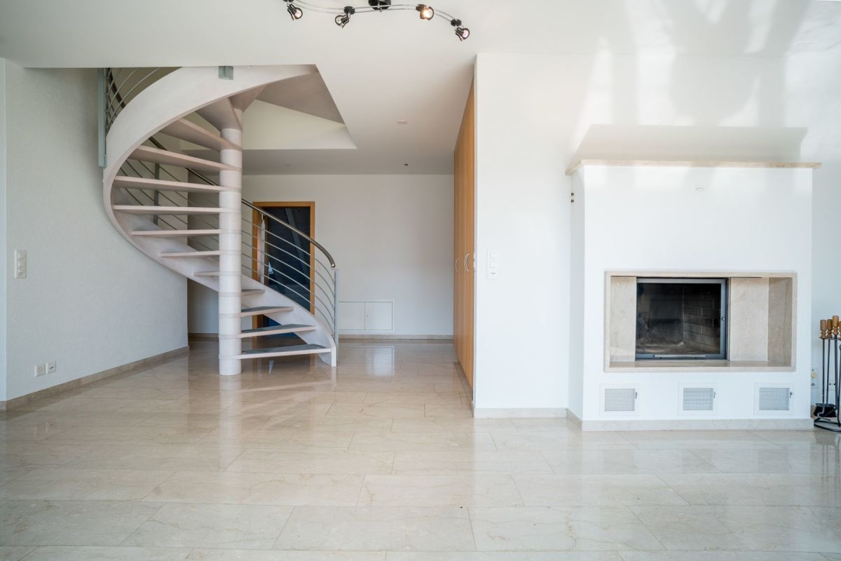 Wohnbereich mit Wendeltreppe und Kamin