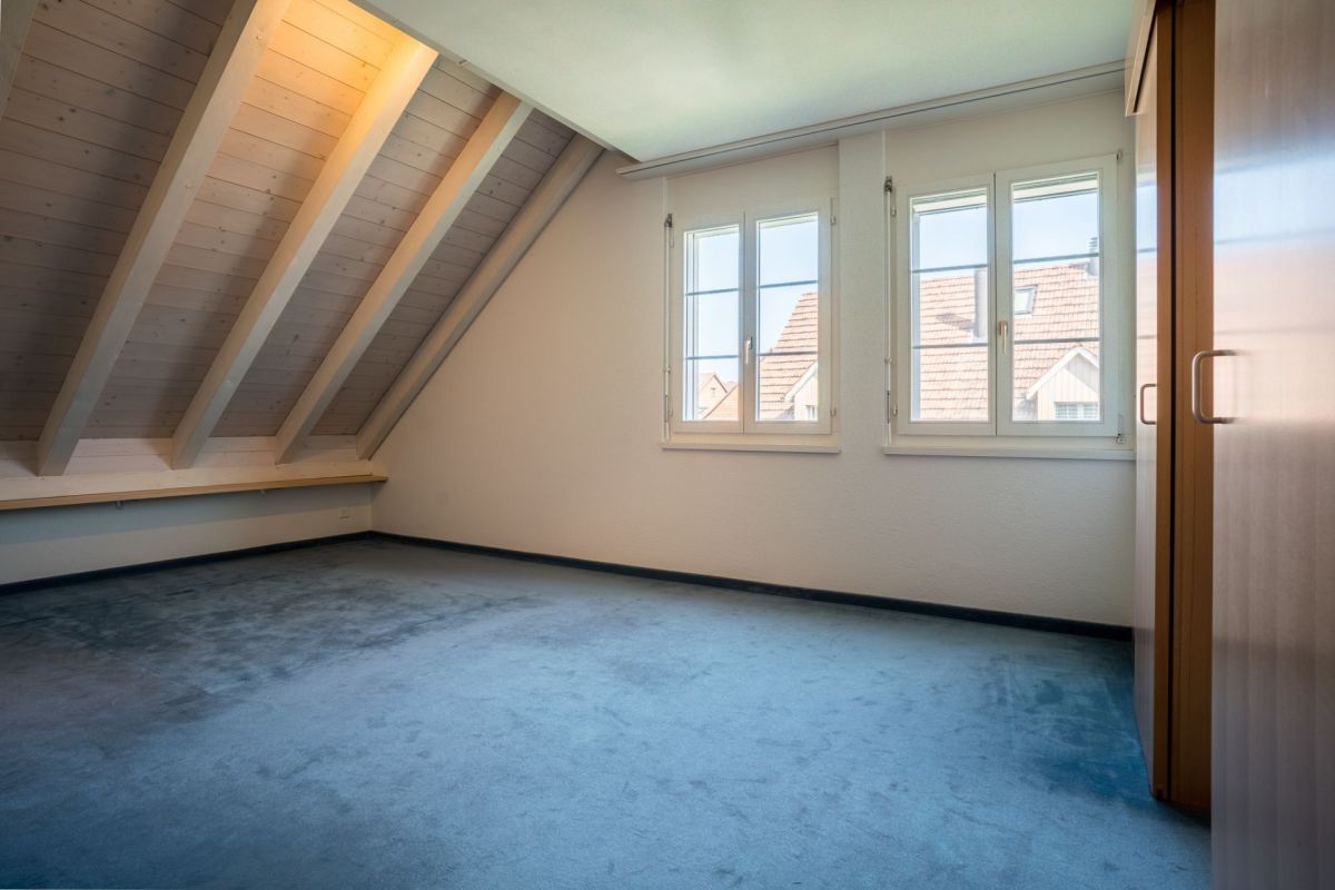 Dachzimmer mit Schrägdecke und Teppichboden