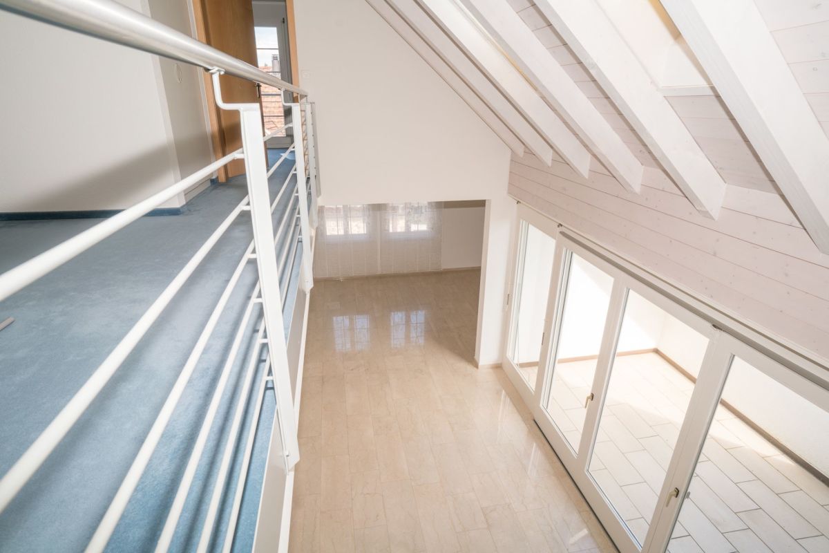 Galerie mit Dachschräge und verglastem Wohnbereich
