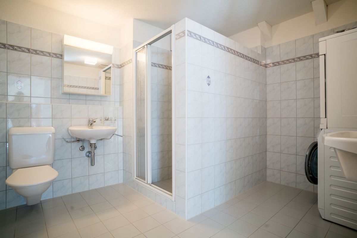 Badezimmer mit Dusche und WC