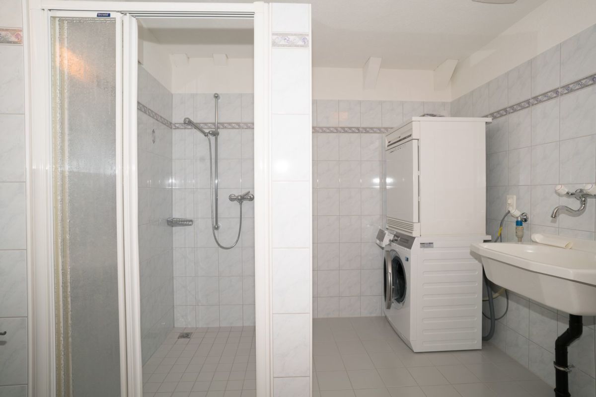 Hauswirtschaftsraum mit Dusche