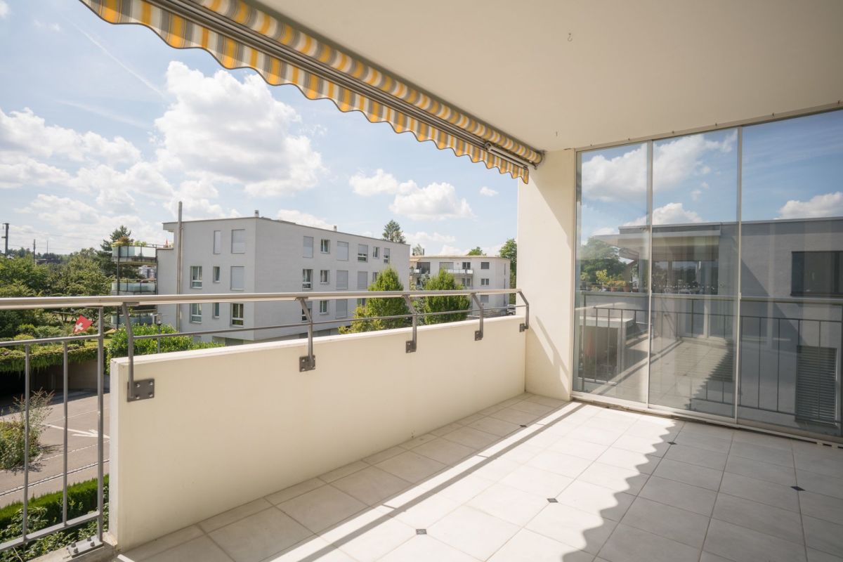 Heller Balkon mit Blick ins Wohnumfeld