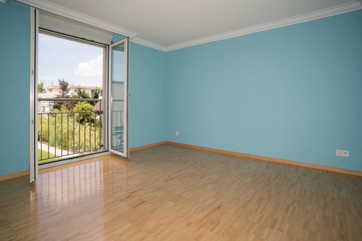 Helles Zimmer mit Balkonzugang
