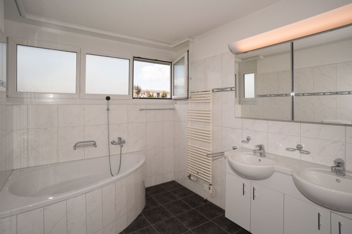 Modernes Badezimmer mit Badewanne und Doppelwaschbecken