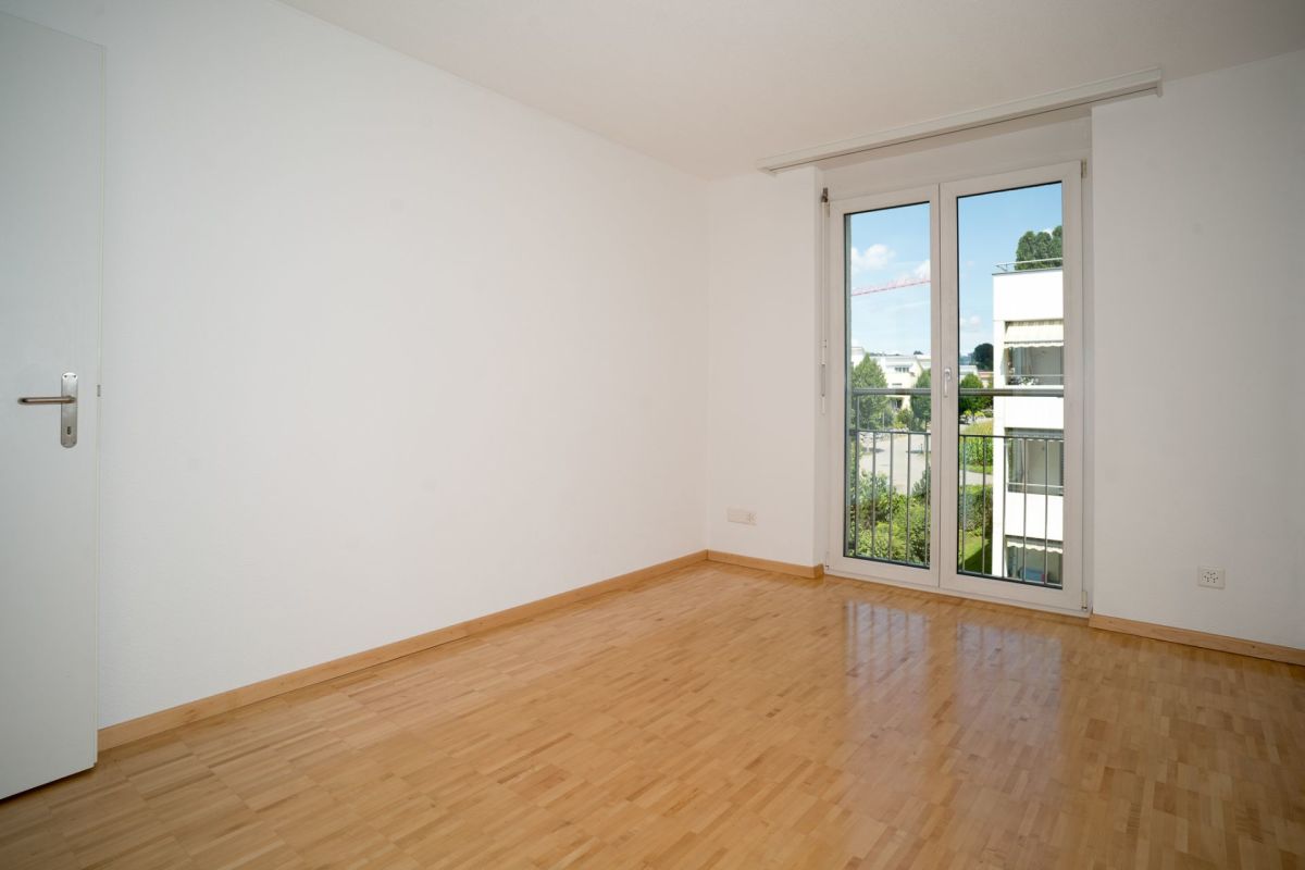 Heller leerer Wohnraum mit Balkonfenster
