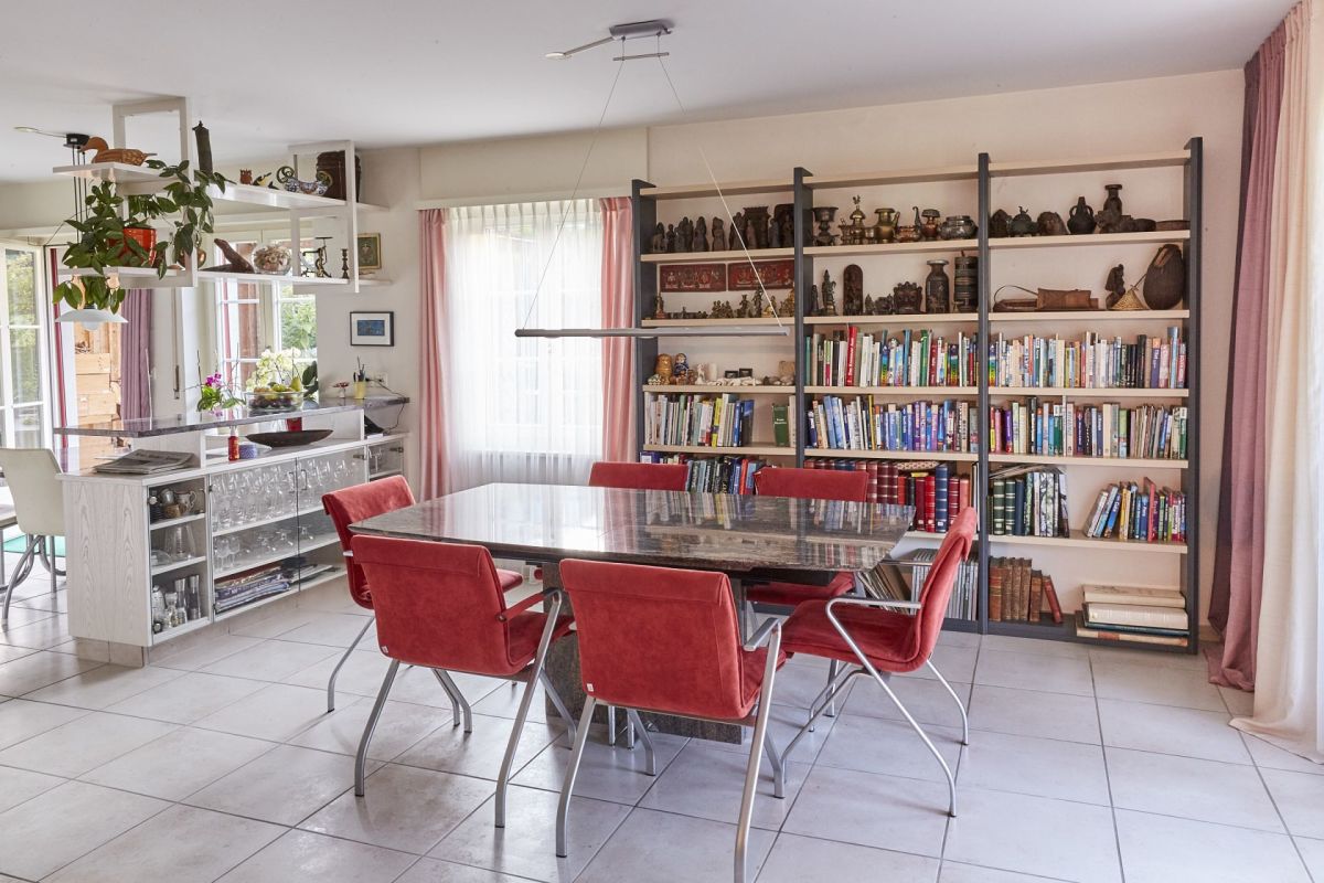Essbereich mit Bücherregal und Küchentheke