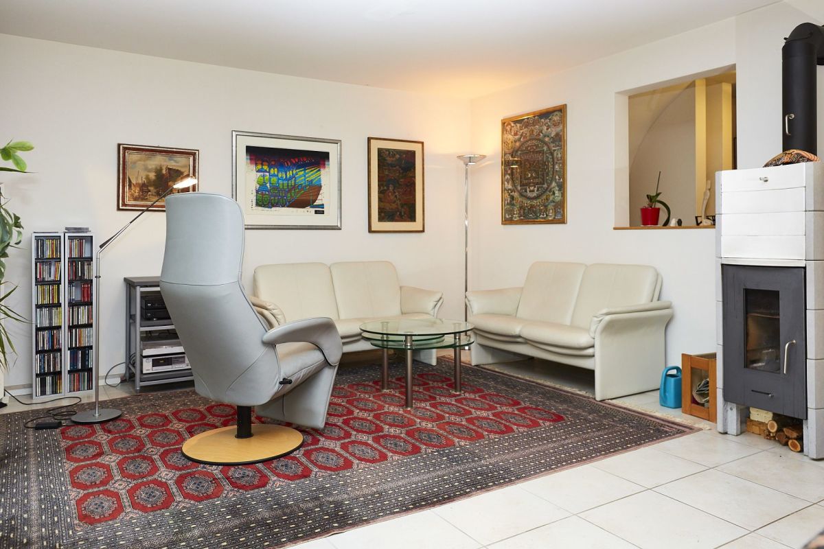 Wohnzimmer mit Kaminofen und zwei Sofas