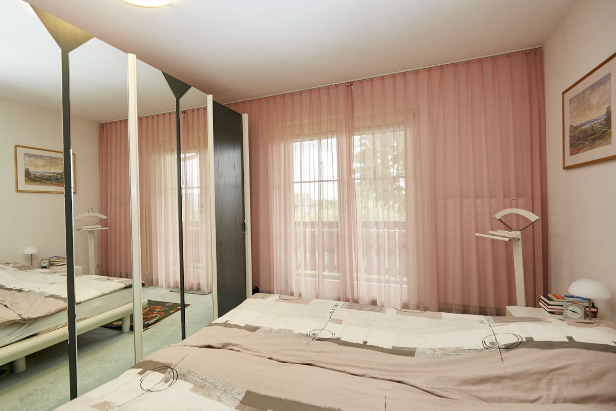 Schlafzimmer mit großen Fensterfronten