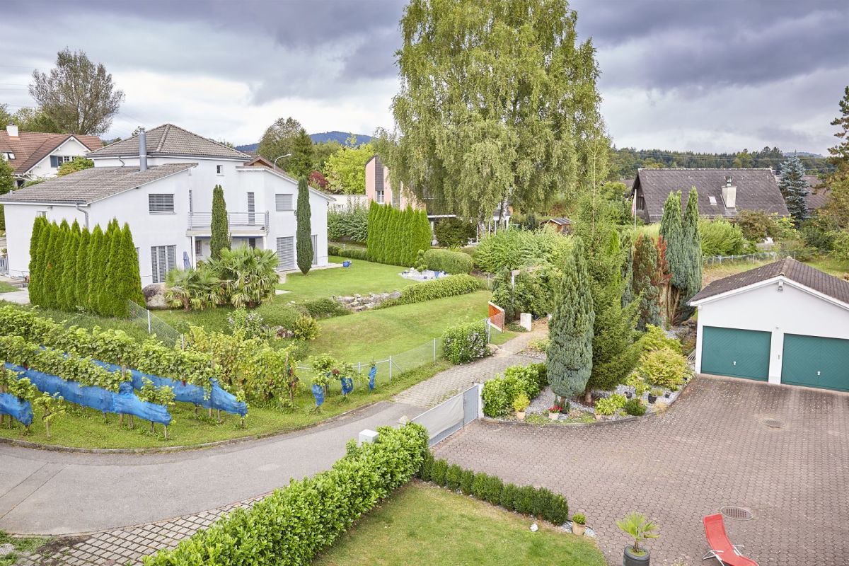 Wohnhaus mit großzügigem Garten und Garagenzufahrt