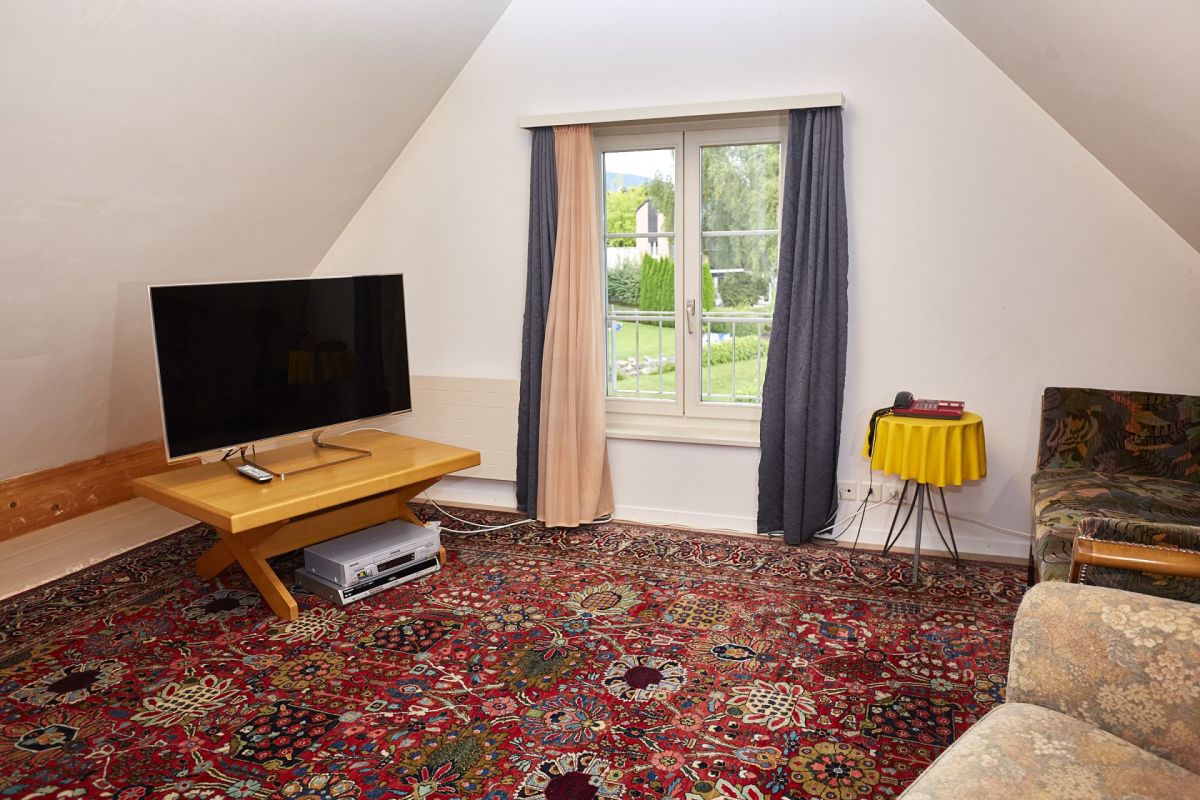 Dachgeschoss-Wohnzimmer mit Fensterblick