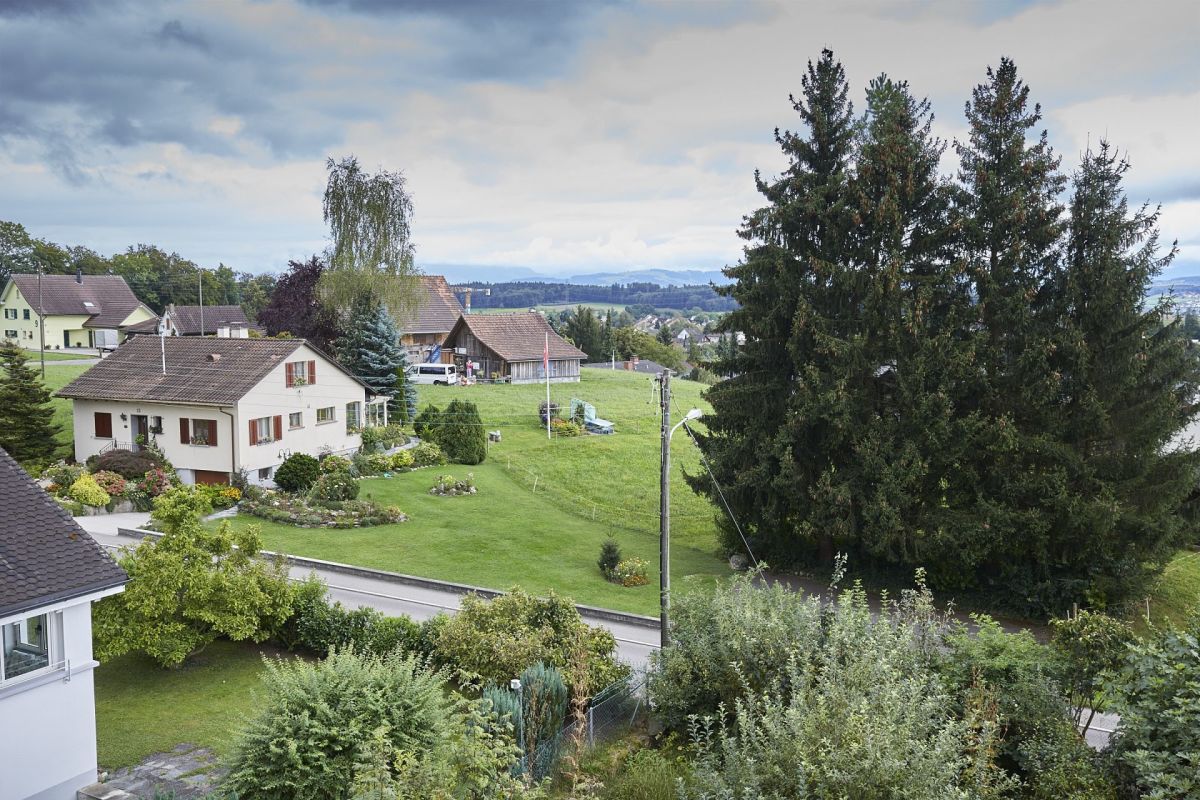 Ländliche Wohnsiedlung mit Grünflächen und Häusern